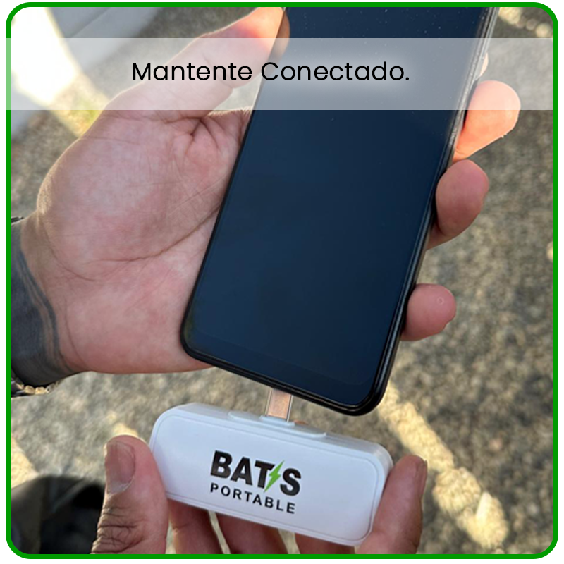 Usuario utilizando servicio de carga portátil BATS Portable en un festival