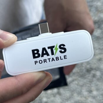 Detalle de powerbank blanca de BATS Portable lista para usar en eventos