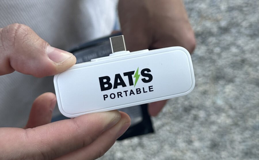 Detalle de powerbank blanca de BATS Portable lista para usar en eventos